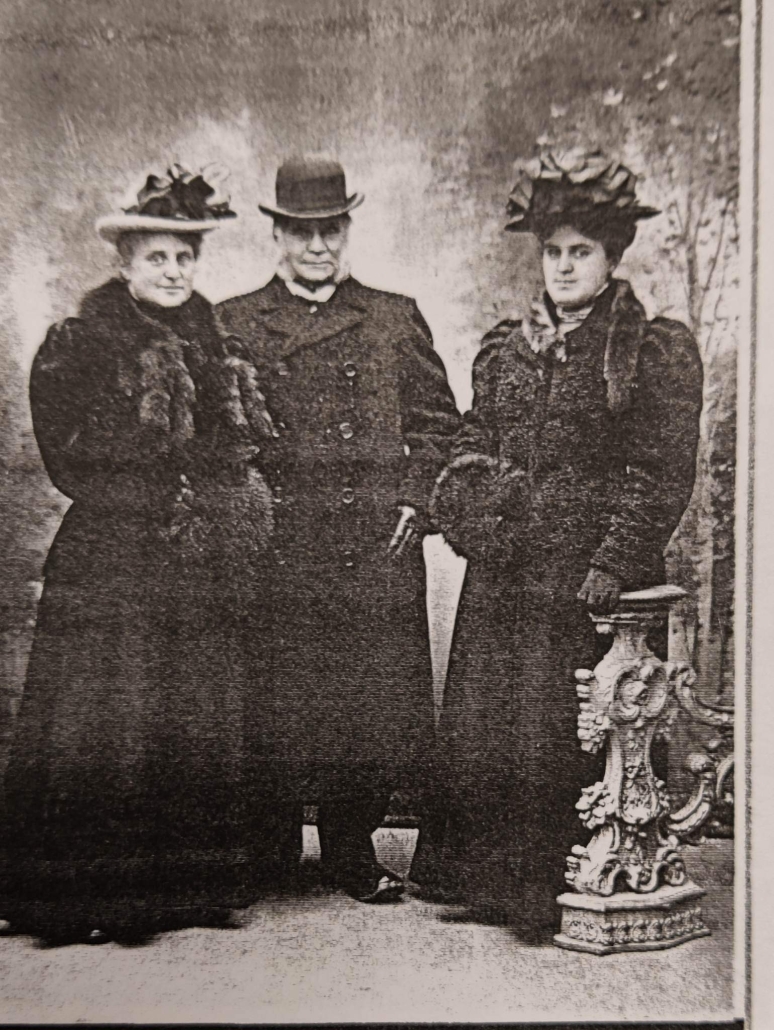 Andreas Kok-Jensen med sine to døtre Astrid Bårse Nielsen og Inger Kok-Jensen.
